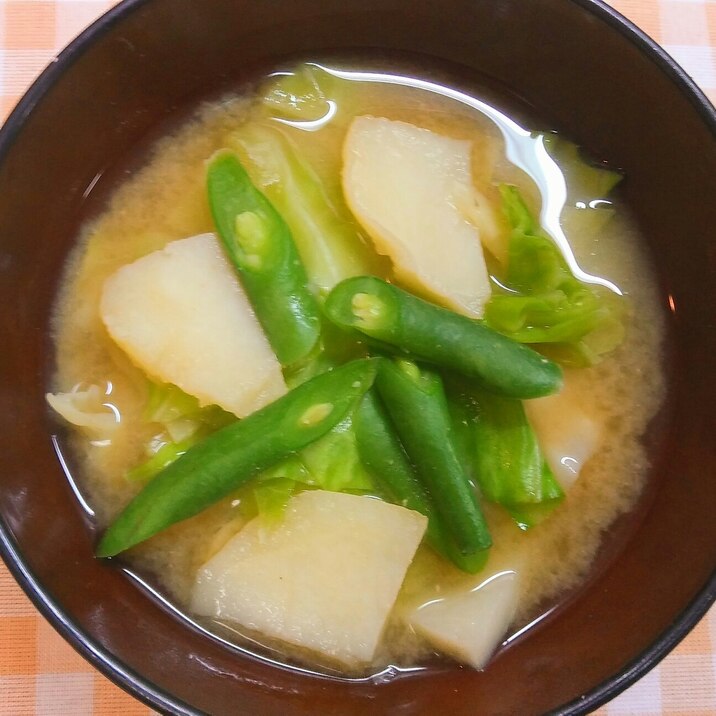 いんげん豆とジャガイモとキャベツの味噌汁